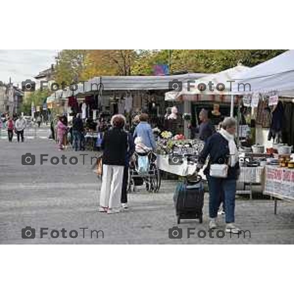 Foto Manzoni Tiziano/LaPresse 16-10-2023Bergamo Italia - Cronaca - Bergamo mercato fronte teatro