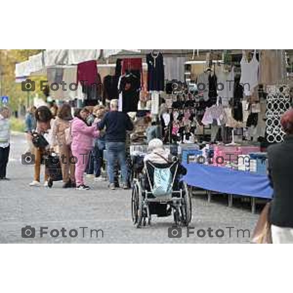 Foto Manzoni Tiziano/LaPresse 16-10-2023Bergamo Italia - Cronaca - Bergamo mercato fronte teatro