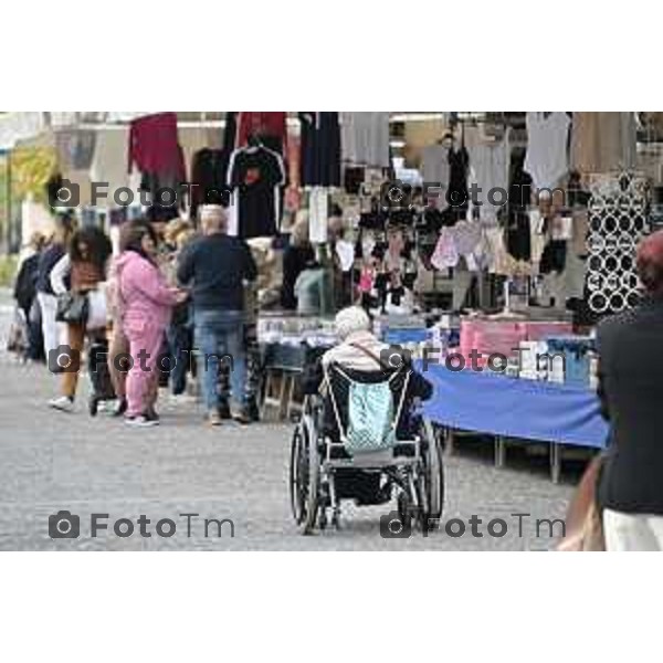 Foto Manzoni Tiziano/LaPresse 16-10-2023Bergamo Italia - Cronaca - Bergamo mercato fronte teatro