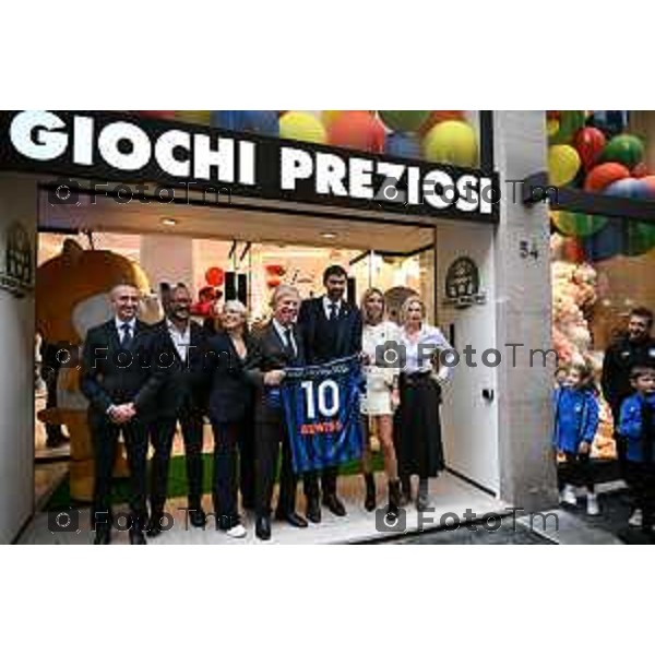 Tiziano Manzoni/LaPresse 26-10- 2023 Bergamo, Italia Cronaca Bergamo Inaugurazione negozio Giochi Preziosi via XX settembre treno elettrico