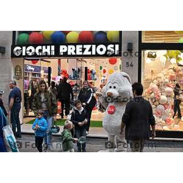 Tiziano Manzoni/LaPresse 26-10- 2023 Bergamo, Italia Cronaca Bergamo Inaugurazione negozio Giochi Preziosi via XX settembre treno elettrico