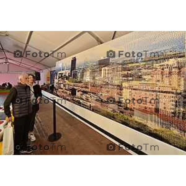 Foto Manzoni Tiziano/LaPresse 28-10-2023Bergamo Italia - Cronaca -Bergamo Fiera Campionaria mosaico in mattoncini LEGO più grande al mondo, Guinness World Record e simbolo dell\'unione delle città di Bergamo e Brescia, Capitali della Cultura 2023.