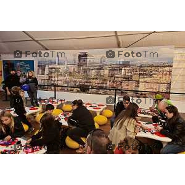 Foto Manzoni Tiziano/LaPresse 28-10-2023Bergamo Italia - Cronaca -Bergamo Fiera Campionaria mosaico in mattoncini LEGO più grande al mondo, Guinness World Record e simbolo dell\'unione delle città di Bergamo e Brescia, Capitali della Cultura 2023.