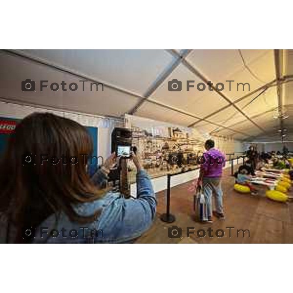 Foto Manzoni Tiziano/LaPresse 28-10-2023Bergamo Italia - Cronaca -Bergamo Fiera Campionaria mosaico in mattoncini LEGO più grande al mondo, Guinness World Record e simbolo dell\'unione delle città di Bergamo e Brescia, Capitali della Cultura 2023.