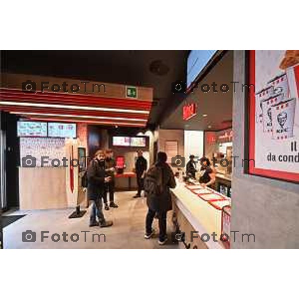 Foto Manzoni Tiziano/LaPresse 31-10-2023 Bergamo Italia- Cronaca Bergamo apertura KFC negli spazi del fu Nessi in porta nuova