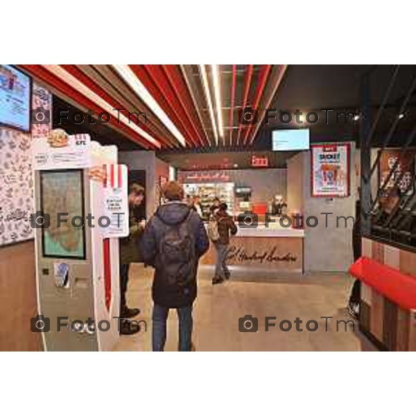 Foto Manzoni Tiziano/LaPresse 31-10-2023 Bergamo Italia- Cronaca Bergamo apertura KFC negli spazi del fu Nessi in porta nuova