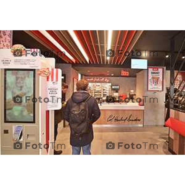 Foto Manzoni Tiziano/LaPresse 31-10-2023 Bergamo Italia- Cronaca Bergamo apertura KFC negli spazi del fu Nessi in porta nuova