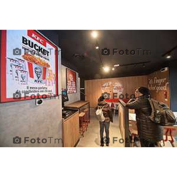 Foto Manzoni Tiziano/LaPresse 31-10-2023 Bergamo Italia- Cronaca Bergamo apertura KFC negli spazi del fu Nessi in porta nuova