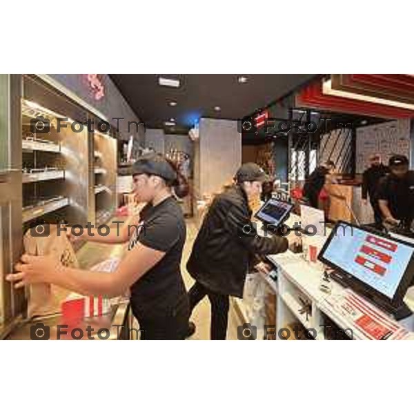 Foto Manzoni Tiziano/LaPresse 31-10-2023 Bergamo Italia- Cronaca Bergamo apertura KFC negli spazi del fu Nessi in porta nuova