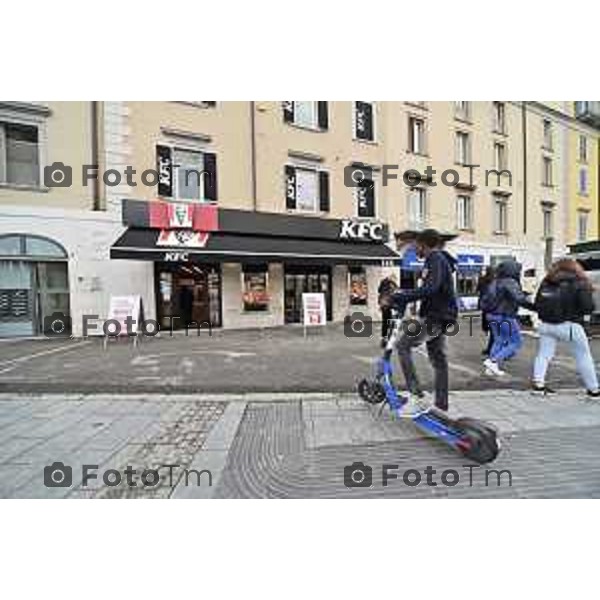 Foto Manzoni Tiziano/LaPresse 31-10-2023 Bergamo Italia- Cronaca Bergamo apertura KFC negli spazi del fu Nessi in porta nuova