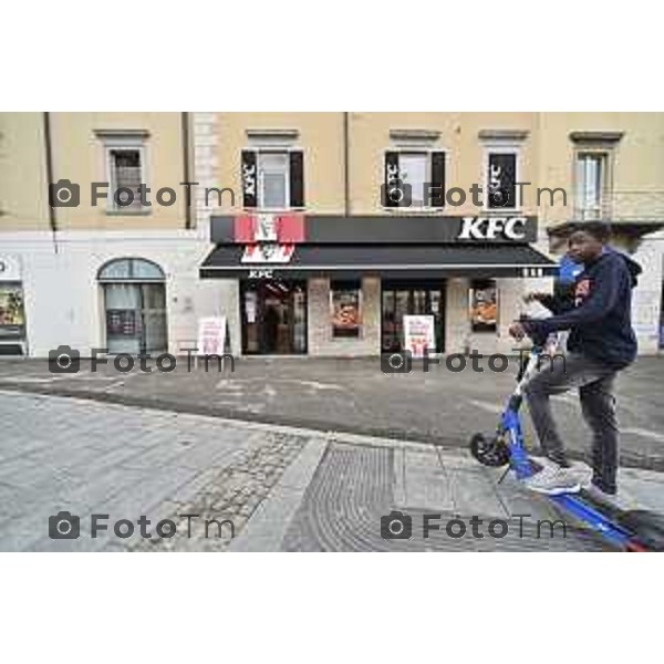 Foto Manzoni Tiziano/LaPresse 31-10-2023 Bergamo Italia- Cronaca Bergamo apertura KFC negli spazi del fu Nessi in porta nuova