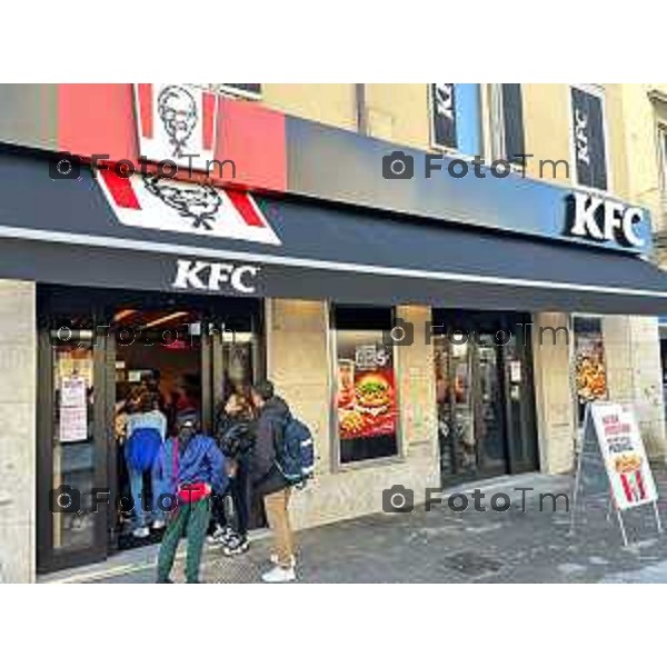 Foto Manzoni Tiziano/LaPresse 31-10-2023 Bergamo Italia- Cronaca Bergamo apertura KFC negli spazi del fu Nessi in porta nuova