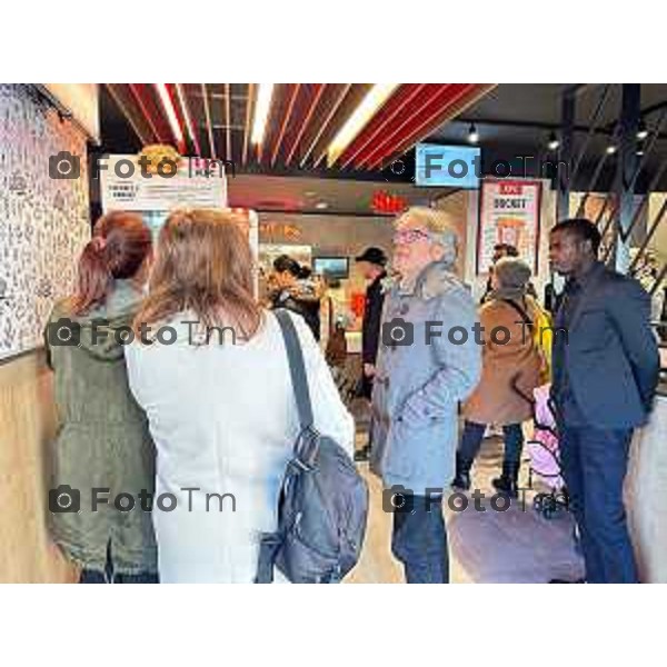 Foto Manzoni Tiziano/LaPresse 31-10-2023 Bergamo Italia- Cronaca Bergamo apertura KFC negli spazi del fu Nessi in porta nuova