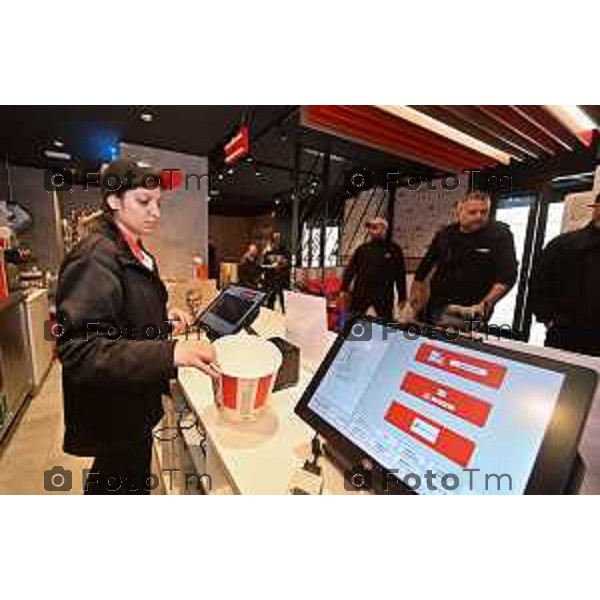 Foto Manzoni Tiziano/LaPresse 31-10-2023 Bergamo Italia- Cronaca Bergamo apertura KFC negli spazi del fu Nessi in porta nuova