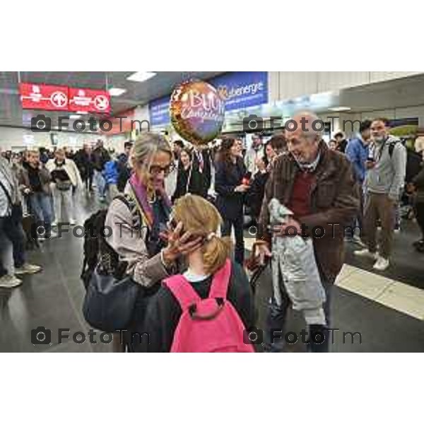 Foto Manzoni Tiziano/LaPresse 3-11-2023 Bergamo Italia- Cronaca Giuditta Brattini, la cooperante bresciana che da oltre 20 anni è a fianco dei palestinesi più bisognosi è tornata in Italia. È arrivata alle 11.30 all’aeroporto di Orio al Serio. Ad attenderla il marito Mauro Tosi,