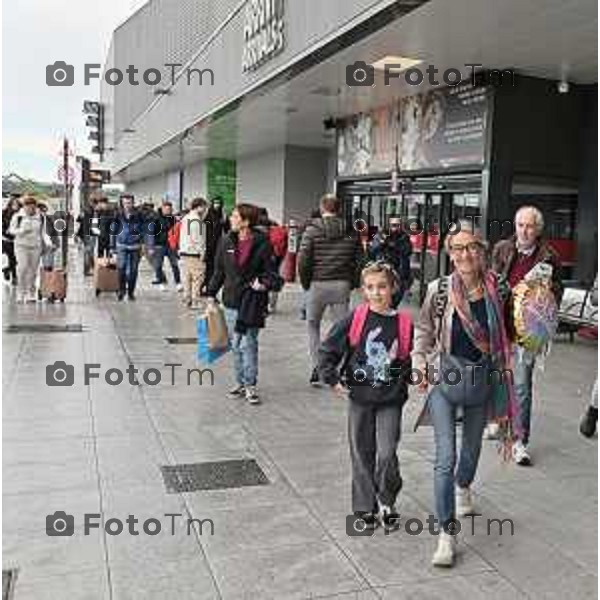 Foto Manzoni Tiziano/LaPresse 3-11-2023 Bergamo Italia- Cronaca Giuditta Brattini, la cooperante bresciana che da oltre 20 anni è a fianco dei palestinesi più bisognosi è tornata in Italia. È arrivata alle 11.30 all’aeroporto di Orio al Serio. Ad attenderla il marito Mauro Tosi,