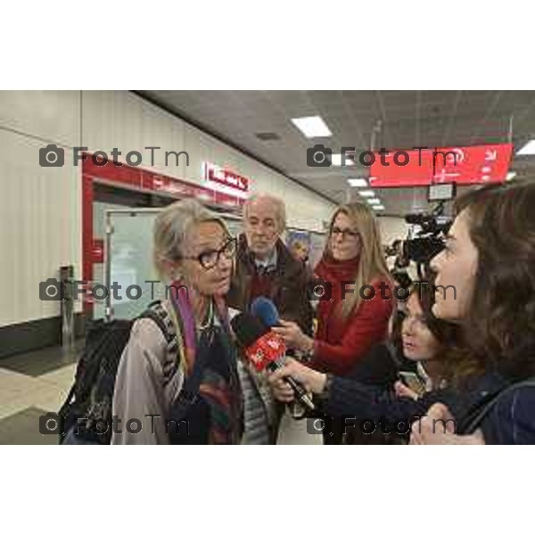 Foto Manzoni Tiziano/LaPresse 3-11-2023 Bergamo Italia- Cronaca Giuditta Brattini, la cooperante bresciana che da oltre 20 anni è a fianco dei palestinesi più bisognosi è tornata in Italia. È arrivata alle 11.30 all’aeroporto di Orio al Serio. Ad attenderla il marito Mauro Tosi,