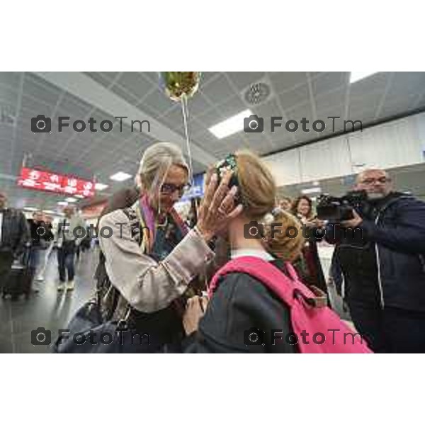 Foto Manzoni Tiziano/LaPresse 3-11-2023 Bergamo Italia- Cronaca Giuditta Brattini, la cooperante bresciana che da oltre 20 anni è a fianco dei palestinesi più bisognosi è tornata in Italia. È arrivata alle 11.30 all’aeroporto di Orio al Serio. Ad attenderla il marito Mauro Tosi,