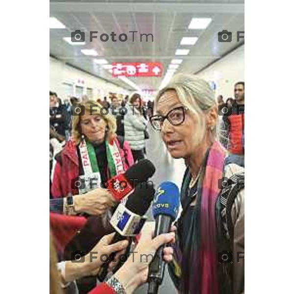 Foto Manzoni Tiziano/LaPresse 3-11-2023 Bergamo Italia- Cronaca Giuditta Brattini, la cooperante bresciana che da oltre 20 anni è a fianco dei palestinesi più bisognosi è tornata in Italia. È arrivata alle 11.30 all’aeroporto di Orio al Serio. Ad attenderla il marito Mauro Tosi,