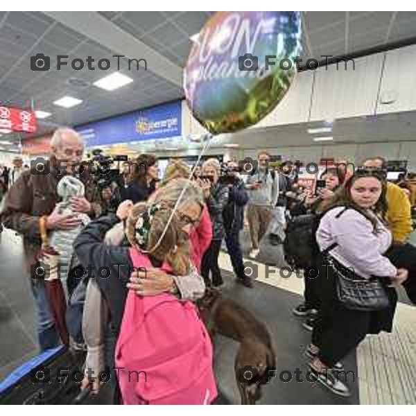 Foto Manzoni Tiziano/LaPresse 3-11-2023 Bergamo Italia- Cronaca Giuditta Brattini, la cooperante bresciana che da oltre 20 anni è a fianco dei palestinesi più bisognosi è tornata in Italia. È arrivata alle 11.30 all’aeroporto di Orio al Serio. Ad attenderla il marito Mauro Tosi,