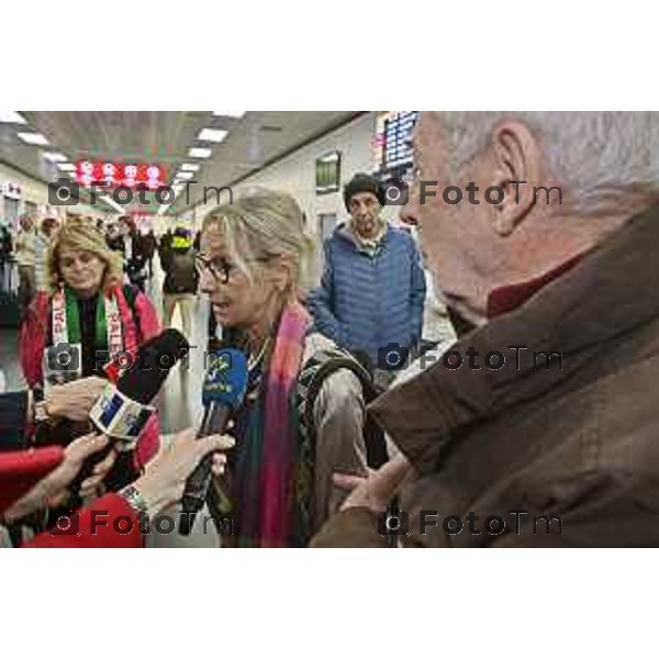 Foto Manzoni Tiziano/LaPresse 3-11-2023 Bergamo Italia- Cronaca Giuditta Brattini, la cooperante bresciana che da oltre 20 anni è a fianco dei palestinesi più bisognosi è tornata in Italia. È arrivata alle 11.30 all’aeroporto di Orio al Serio. Ad attenderla il marito Mauro Tosi,