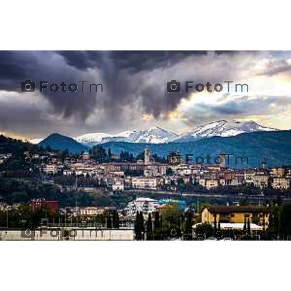 Foto Manzoni Tiziano/LaPresse 3-11-2023 Bergamo Italia- Cronaca Bergamo l\'arrivo della neve sulle orobie inverno 2023