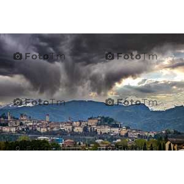 Foto Manzoni Tiziano/LaPresse 3-11-2023 Bergamo Italia- Cronaca Bergamo l\'arrivo della neve sulle orobie inverno 2023