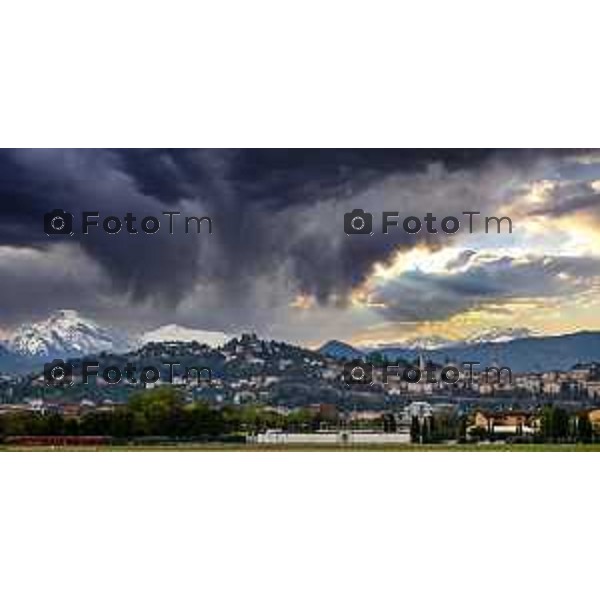 Foto Manzoni Tiziano/LaPresse 3-11-2023 Bergamo Italia- Cronaca Bergamo l\'arrivo della neve sulle orobie inverno 2023