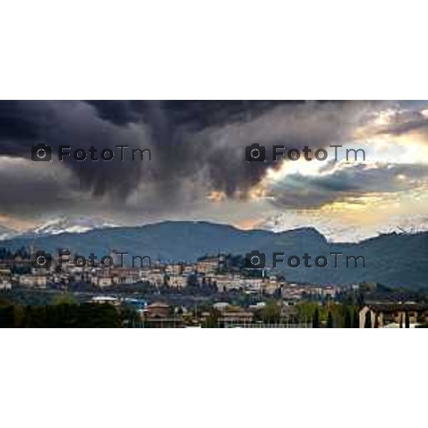 Foto Manzoni Tiziano/LaPresse 3-11-2023 Bergamo Italia- Cronaca Bergamo l\'arrivo della neve sulle orobie inverno 2023