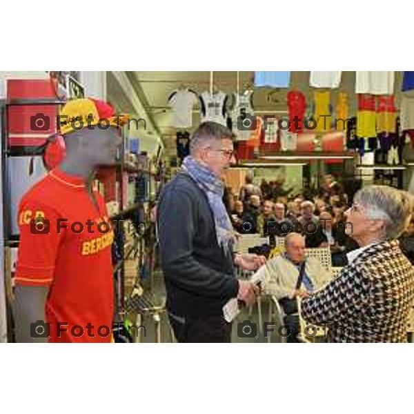 Foto Manzoni Tiziano/LaPresse 10-11-2023 Bergamo Italia- Cronaca Seriate presentazione del libro Bolt e i suoi fratelli di Paolo Marabini Biblioteca Dello Sport con la presenza del campione Elia Viviani