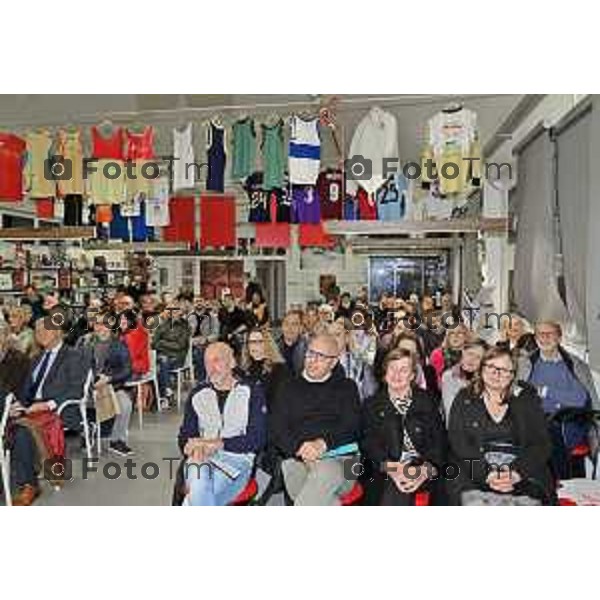 Foto Manzoni Tiziano/LaPresse 10-11-2023 Bergamo Italia- Cronaca Seriate presentazione del libro Bolt e i suoi fratelli di Paolo Marabini Biblioteca Dello Sport con la presenza del campione Elia Viviani