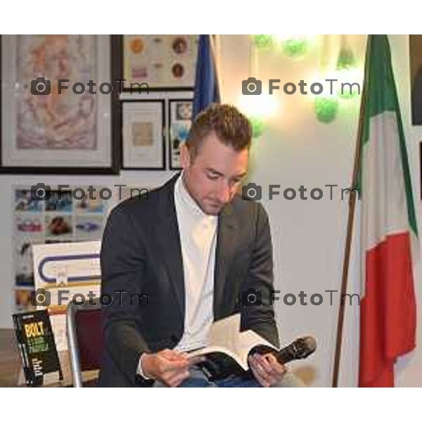 Foto Manzoni Tiziano/LaPresse 10-11-2023 Bergamo Italia- Cronaca Seriate presentazione del libro Bolt e i suoi fratelli di Paolo Marabini Biblioteca Dello Sport con la presenza del campione Elia Viviani