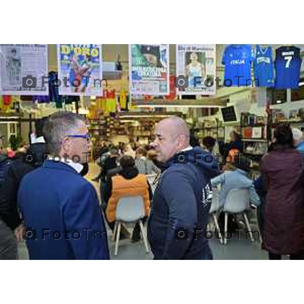 Foto Manzoni Tiziano/LaPresse 10-11-2023 Bergamo Italia- Cronaca Seriate presentazione del libro Bolt e i suoi fratelli di Paolo Marabini Biblioteca Dello Sport con la presenza del campione Elia Viviani