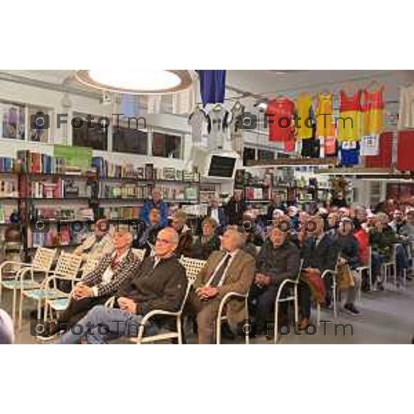 Foto Manzoni Tiziano/LaPresse 10-11-2023 Bergamo Italia- Cronaca Seriate presentazione del libro Bolt e i suoi fratelli di Paolo Marabini Biblioteca Dello Sport con la presenza del campione Elia Viviani