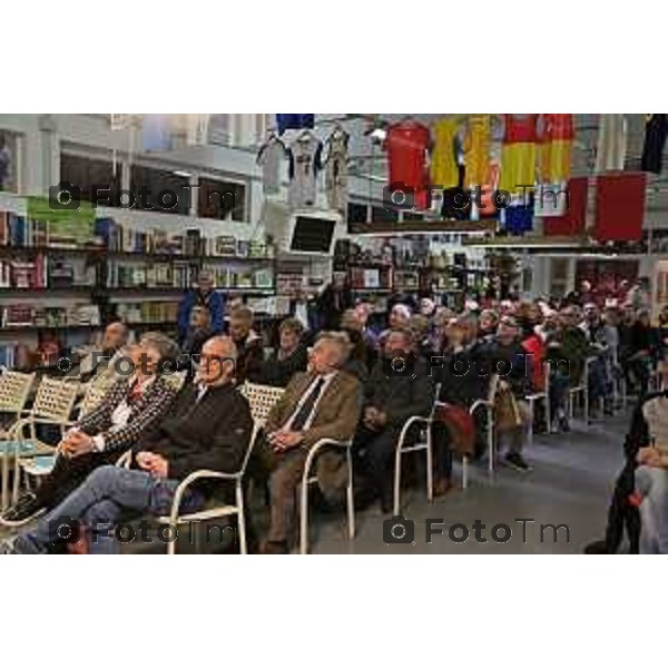 Foto Manzoni Tiziano/LaPresse 10-11-2023 Bergamo Italia- Cronaca Seriate presentazione del libro Bolt e i suoi fratelli di Paolo Marabini Biblioteca Dello Sport con la presenza del campione Elia Viviani