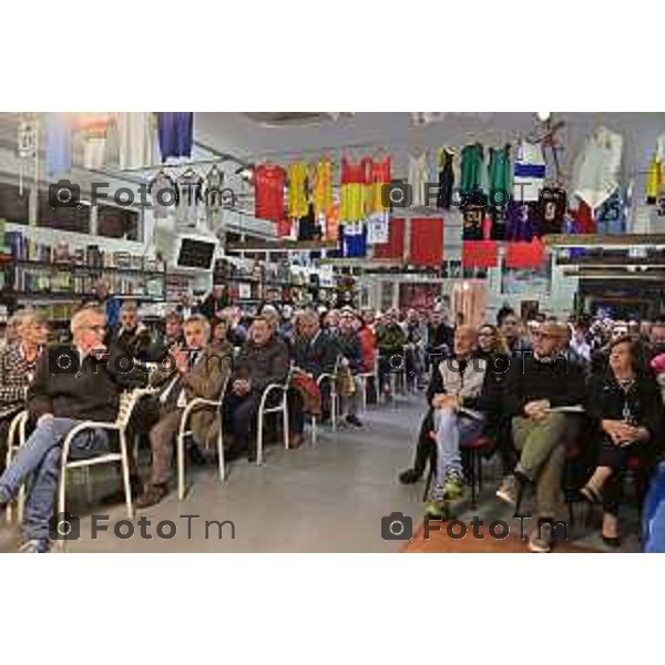 Foto Manzoni Tiziano/LaPresse 10-11-2023 Bergamo Italia- Cronaca Seriate presentazione del libro Bolt e i suoi fratelli di Paolo Marabini Biblioteca Dello Sport con la presenza del campione Elia Viviani