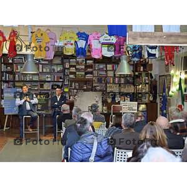 Foto Manzoni Tiziano/LaPresse 10-11-2023 Bergamo Italia- Cronaca Seriate presentazione del libro Bolt e i suoi fratelli di Paolo Marabini Biblioteca Dello Sport con la presenza del campione Elia Viviani