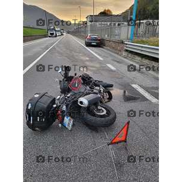 Tiziano Manzoni/LaPresse 16-11- 2023 Bergamo, Italia Cronaca Comenduno di Albino Bg Grave scontro fra auto e motocilista