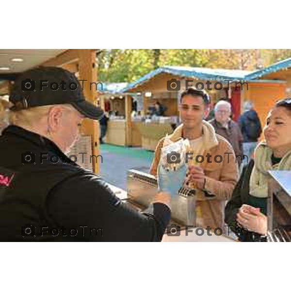 Foto Manzoni Tiziano/LaPresse 18-11-2023 Bergamo Italia- Cronaca Orhan Bergamo al via Villaggio di Natale con confesercenti e Sergio Gandi vicesindaco