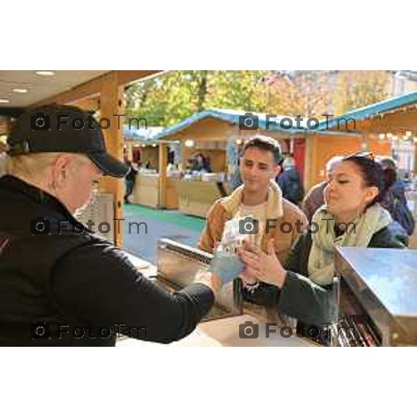 Foto Manzoni Tiziano/LaPresse 18-11-2023 Bergamo Italia- Cronaca Orhan Bergamo al via Villaggio di Natale con confesercenti e Sergio Gandi vicesindaco