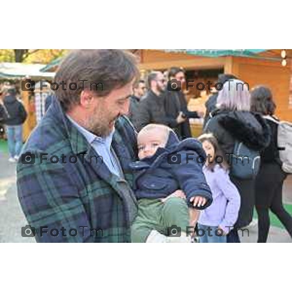 Foto Manzoni Tiziano/LaPresse 18-11-2023 Bergamo Italia- Cronaca Orhan Bergamo al via Villaggio di Natale con confesercenti e Sergio Gandi vicesindaco