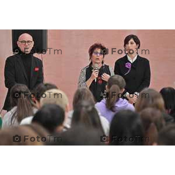 Foto Manzoni Tiziano/LaPresse 22-11-2023 Bergamo Italia- Cronaca Inzago MI Venerina Sofia mamma di Romina Vento uccisa dal compagno interviene in una scuola contro il femminicidio iniziativa di fondazione Ospedale Marchesi