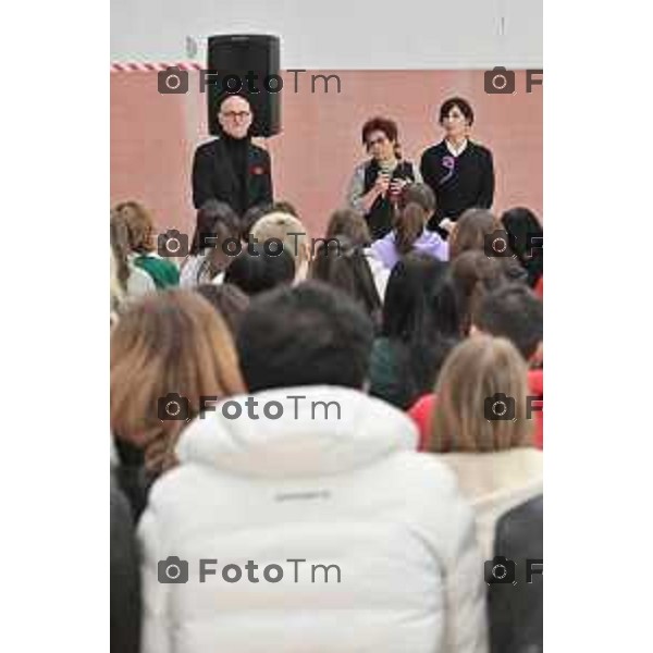 Foto Manzoni Tiziano/LaPresse 22-11-2023 Bergamo Italia- Cronaca Inzago MI Venerina Sofia mamma di Romina Vento uccisa dal compagno interviene in una scuola contro il femminicidio iniziativa di fondazione Ospedale Marchesi