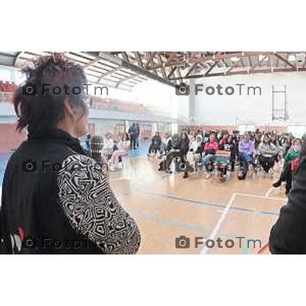 Foto Manzoni Tiziano/LaPresse 22-11-2023 Bergamo Italia- Cronaca Inzago MI Venerina Sofia mamma di Romina Vento uccisa dal compagno interviene in una scuola contro il femminicidio iniziativa di fondazione Ospedale Marchesi