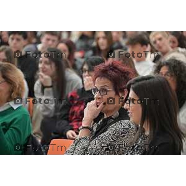 Foto Manzoni Tiziano/LaPresse 22-11-2023 Bergamo Italia- Cronaca Inzago MI Venerina Sofia mamma di Romina Vento uccisa dal compagno interviene in una scuola contro il femminicidio iniziativa di fondazione Ospedale Marchesi