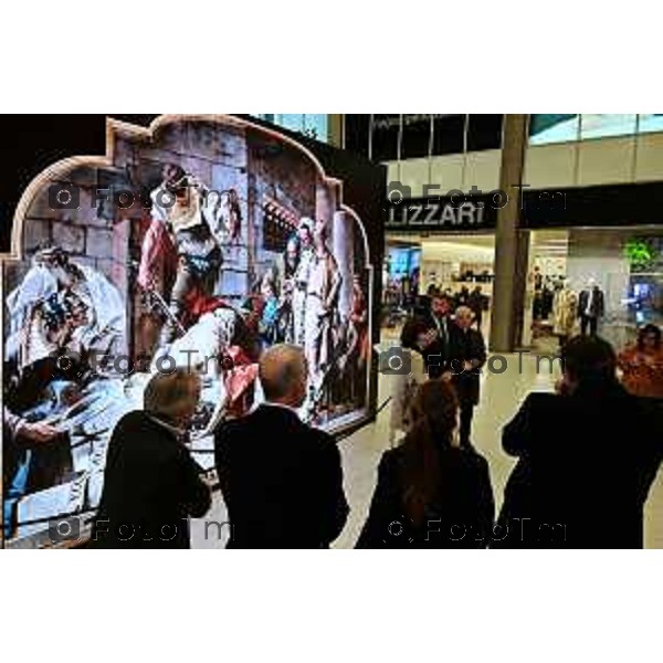 Tiziano Manzoni/LaPresse 22-11- 2023 Bergamo, Italia Cronaca presentazione e inaugurazione del progetto PACEM IN ARTE le istallazioni digitali che riproducono opere d\'arte nel centro commerciale e nell\'area partenze dell\'aeroporto di bg nella foto le opere di Tiepolo a oriocenter