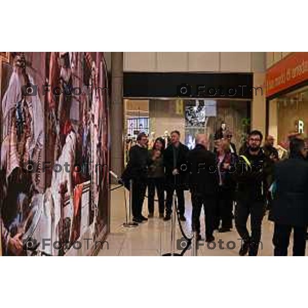 Tiziano Manzoni/LaPresse 22-11- 2023 Bergamo, Italia Cronaca presentazione e inaugurazione del progetto PACEM IN ARTE le istallazioni digitali che riproducono opere d\'arte nel centro commerciale e nell\'area partenze dell\'aeroporto di bg nella foto le opere di Tiepolo a oriocenter