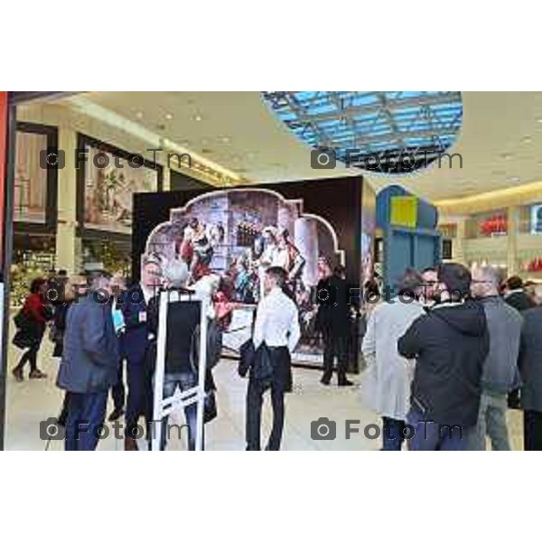 Tiziano Manzoni/LaPresse 22-11- 2023 Bergamo, Italia Cronaca presentazione e inaugurazione del progetto PACEM IN ARTE le istallazioni digitali che riproducono opere d\'arte nel centro commerciale e nell\'area partenze dell\'aeroporto di bg nella foto le opere di Tiepolo a oriocenter