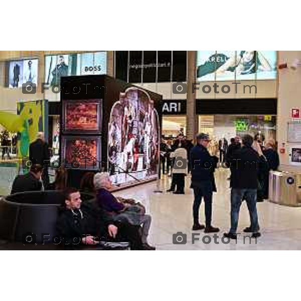 Tiziano Manzoni/LaPresse 22-11- 2023 Bergamo, Italia Cronaca presentazione e inaugurazione del progetto PACEM IN ARTE le istallazioni digitali che riproducono opere d\'arte nel centro commerciale e nell\'area partenze dell\'aeroporto di bg nella foto le opere di Tiepolo a oriocenter