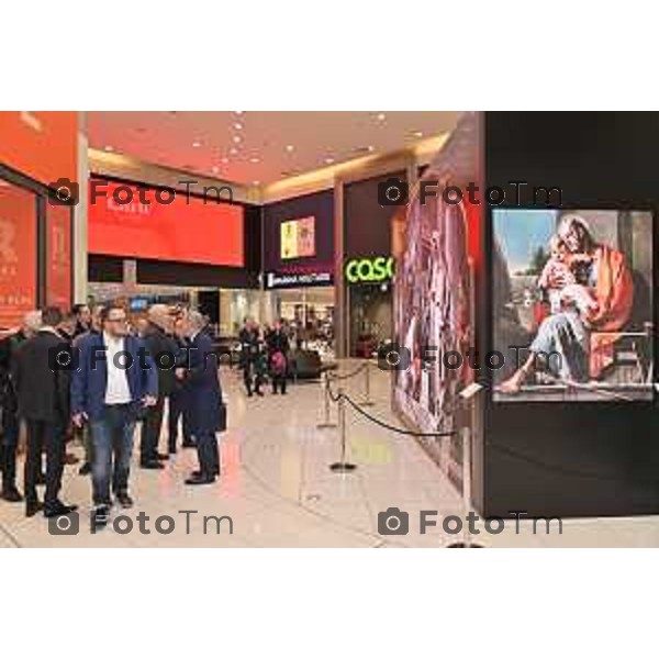 Tiziano Manzoni/LaPresse 22-11- 2023 Bergamo, Italia Cronaca presentazione e inaugurazione del progetto PACEM IN ARTE le istallazioni digitali che riproducono opere d\'arte nel centro commerciale e nell\'area partenze dell\'aeroporto di bg nella foto le opere di Tiepolo a oriocenter